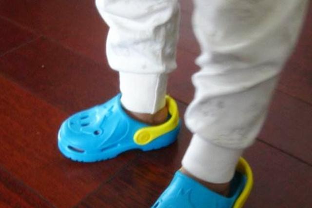 孩子再喜欢这种鞋，妈妈也要尽量避免购买，潜藏的危害很大