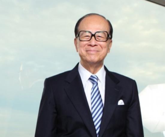 买下半个英国后，李嘉诚又要回来，他嗅到什么了？