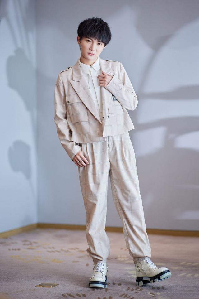 161cm周深风格大转变,直接把头发染成了蓝色,这气质越来越好了  第8张