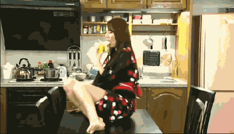 h的美女动态图GIF：老姐，吃香蕉时请不要这样