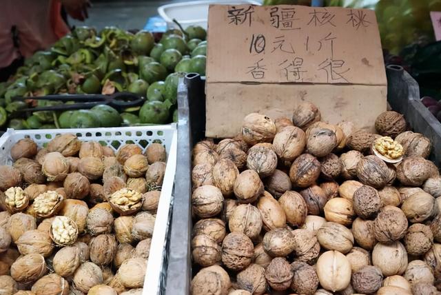 摊贩核桃摊被城管踢翻？城管：是摊贩打我们，我们在控制他