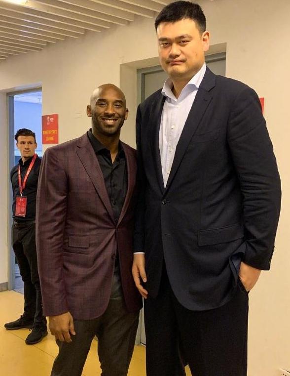 nba球星跟姚明合影啥样?奥尼尔显瘦 欧文让人一言难尽