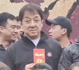 成龙新片开机显老态，头发稀疏成空气刘海，不拍打戏搭档令人意外