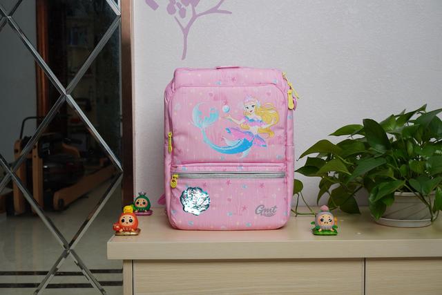 轻松背负，健康成长，给小外甥女的生日礼物——GMT  for  Kids小方包