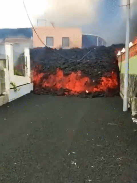 地球咋了？西班牙火山喷发，场面犹如世界末日，数千人被迫撤离