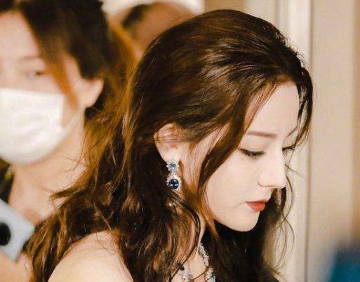 微博之夜尼格买提喊热巴全名(尼格买提颁奖喊热巴全名的视频)