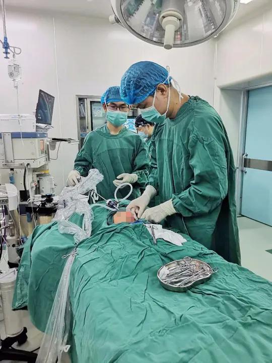 初生三天宝宝反复呕吐，竟然要切掉35cm肠子？！