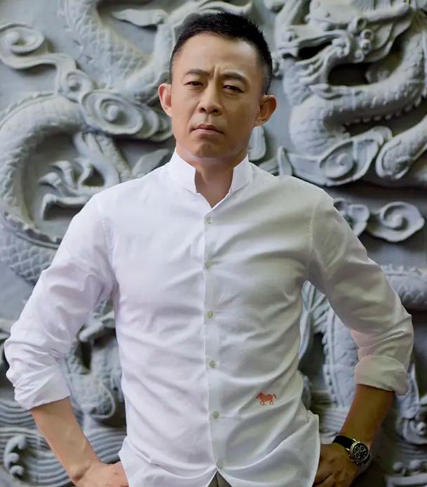 侯勇为啥跟第一任老婆离婚(两任前妻70后情人80后)