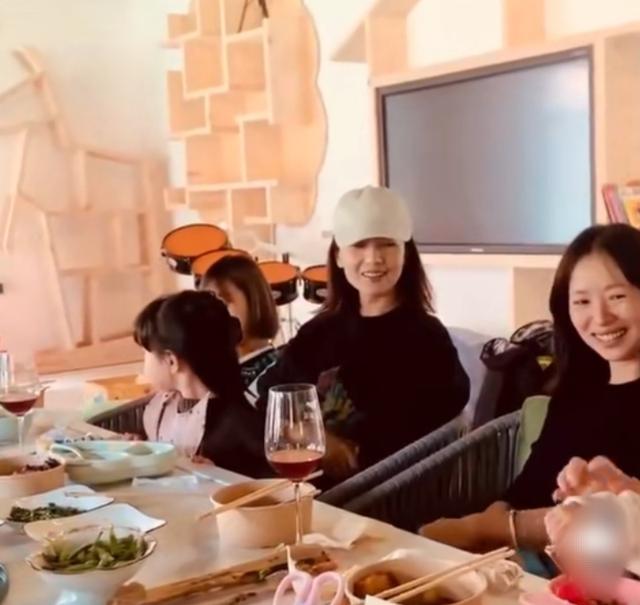 赵又廷高圆圆差几岁:高圆圆带孩子与江一燕聚餐，2岁女儿打扮淑女，侧脸像极了赵又廷