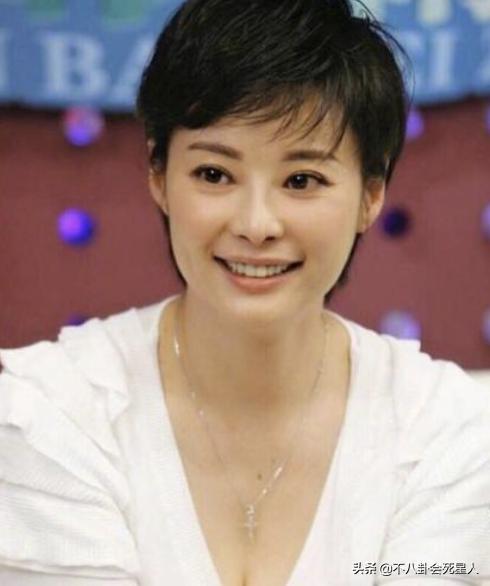 袁立也属于大胆派的女艺人了,经常口出惊人,谈恋爱也是闹得轰轰烈烈.