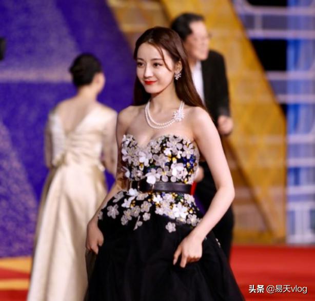 迪丽热巴是哪族人（迪丽热巴是哪里人什么族）