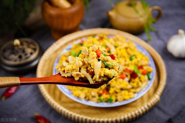 吃生鸡蛋有害？为何日本人都在吃？这几类鸡蛋，伤肝伤肾还养癌