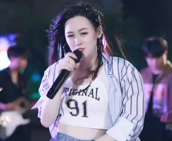 因一曲"白狐背影舞"让这个女孩一夜之间火爆全网