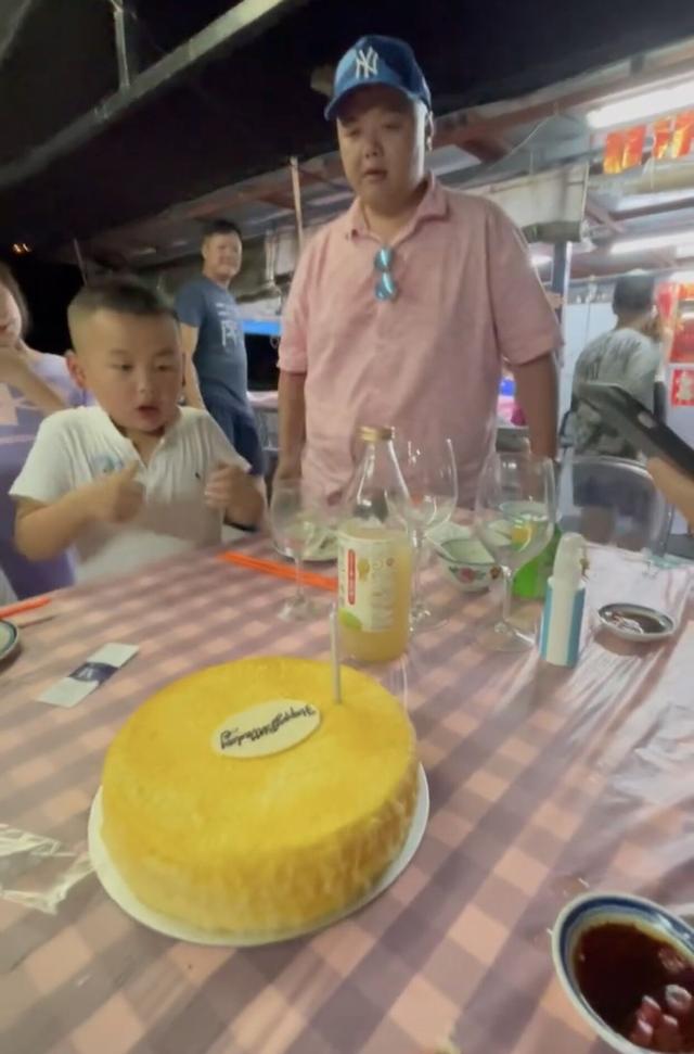 这位45岁的林子聪大排档以低调的方式庆祝她的生日。场景很简单，只有一个蛋糕很悲伤。
(图3)