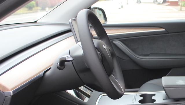 试驾特斯拉Model  Y：这玩意儿开起来咋就那么像个“大玩具”？