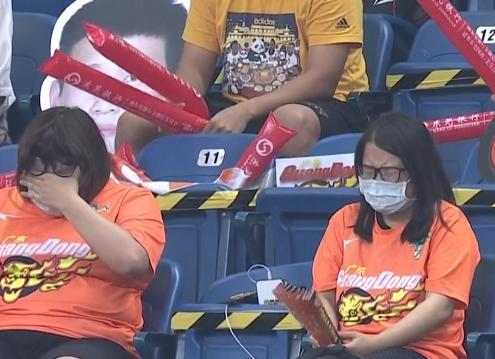 19-20cba总决赛第三场易建联（中国男篮遭重创！易建联无对抗倒地，被搀扶离场，广东女球迷痛哭）-华海博客