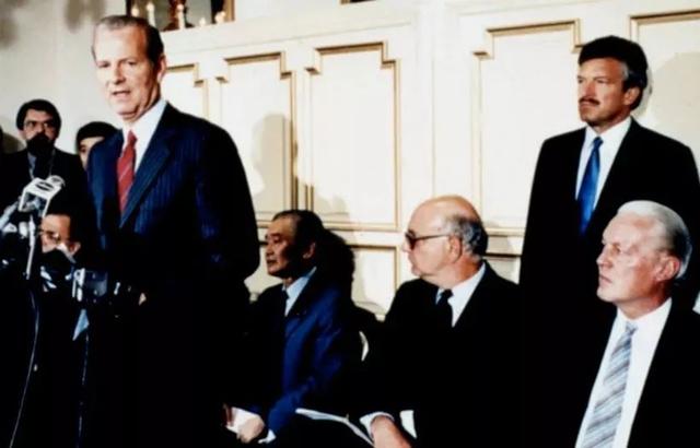 新加坡國父李光耀爲何在1996年預言日本將走向平庸