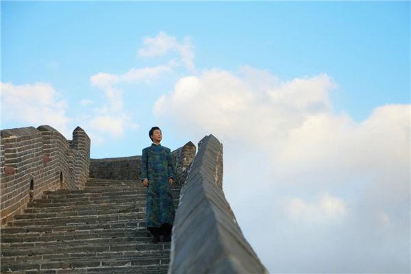 李玉刚新歌《万疆》上线，一道跨越山河岁月的红色霞光