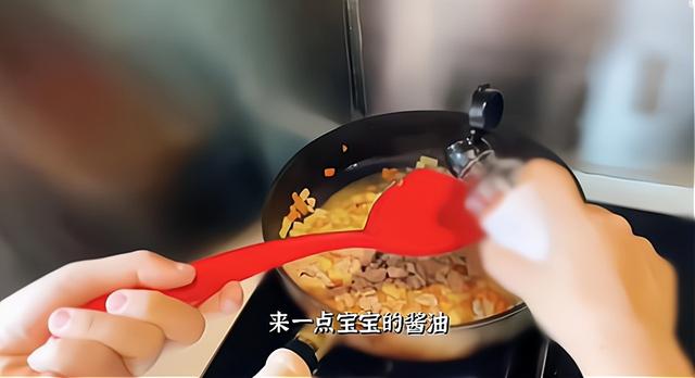 谢娜分享给宝宝做饭的过程，网友：对比之下，感觉自家娃野蛮生长