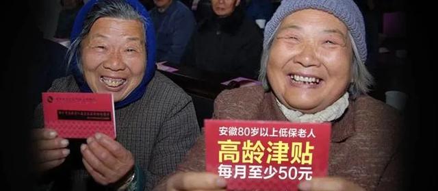 从最近“城管拎摔老人”事件，说说给农民建立退休制度这件事