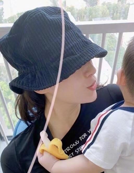 章子怡一家五口现身北京环影！汪峰梳小辫，她穿休闲装一眼被认出