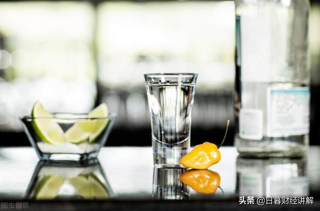 白酒大跌，光伏军工大涨？