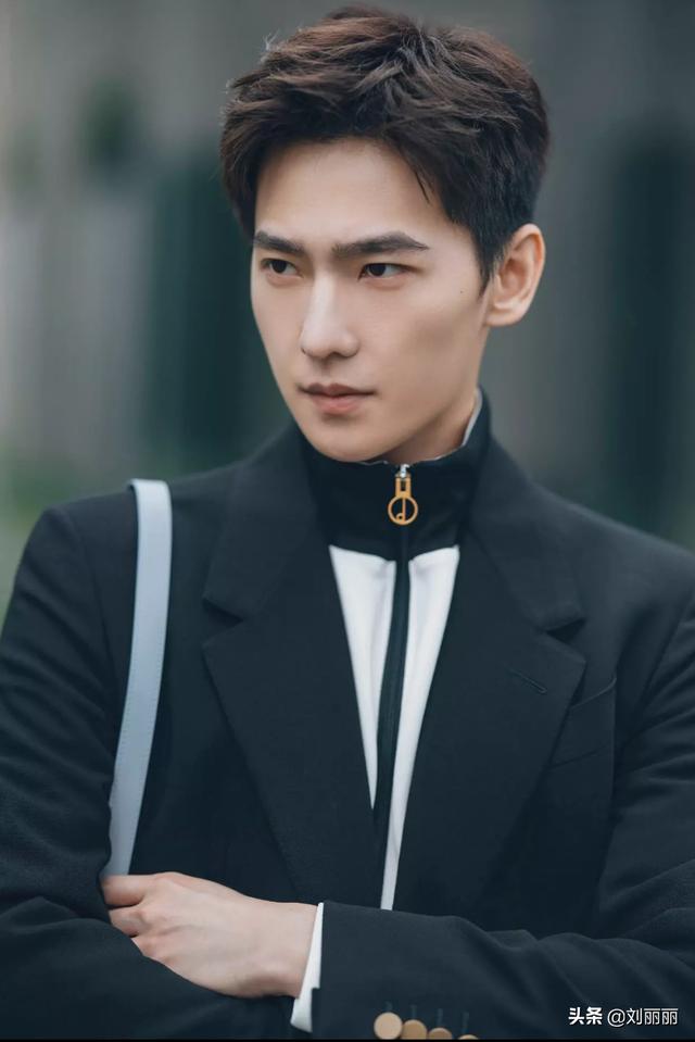 三七分发型男