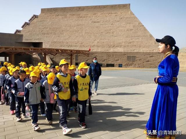 小学生走进昭君博物院，了解昭君出塞的历史典故和传奇故事