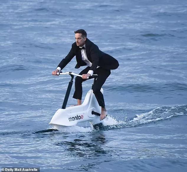 悉尼港惊现“007”，竟穿燕尾服骑水上自行车！结果被罚$500刀