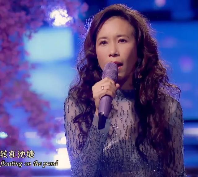 中秋晚会：周深背影好绝，撒贝宁唱歌憋笑，刘诗诗对不起这身衣服