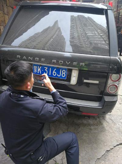 南昌交警清理一辆乱停放的路虎，“车主”称在内蒙古从没来过南昌