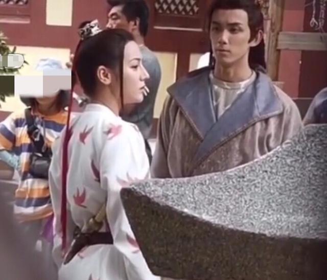 迪丽热巴双眼皮割的吗（迪丽热巴割过双眼皮吗）