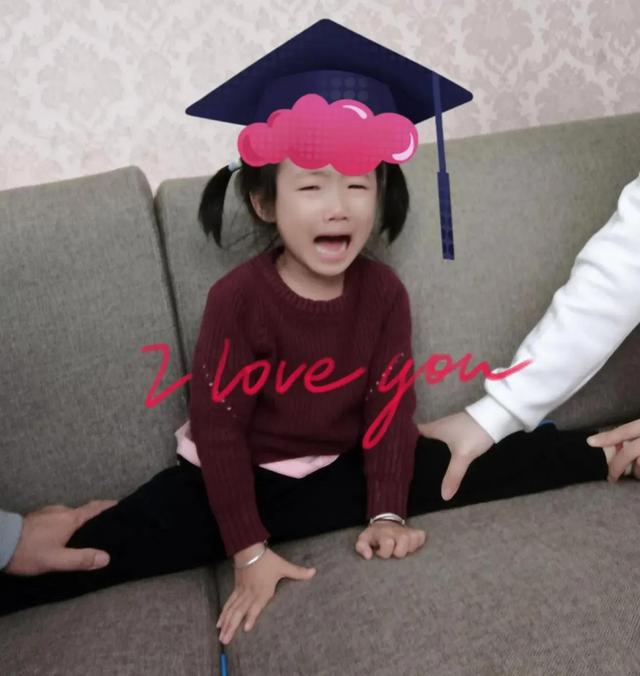 女儿练舞蹈：爸爸帮忙手动压腿，女儿痛得哭喊，妈妈内心纠结...