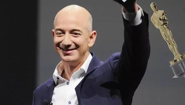 湖南女孩被世界首富收养，每月必须花完30万美金