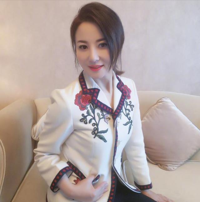 大陶红:51岁陶红晒近照！超大珍珠戒指吸晴，婚姻状况成谜，疑单身至今