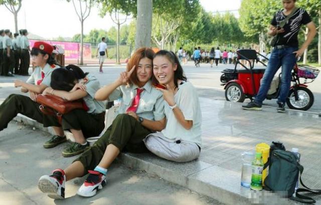 河南无腿女孩王娟：6岁失去双腿，靠单手走进大学，如今怎么样了