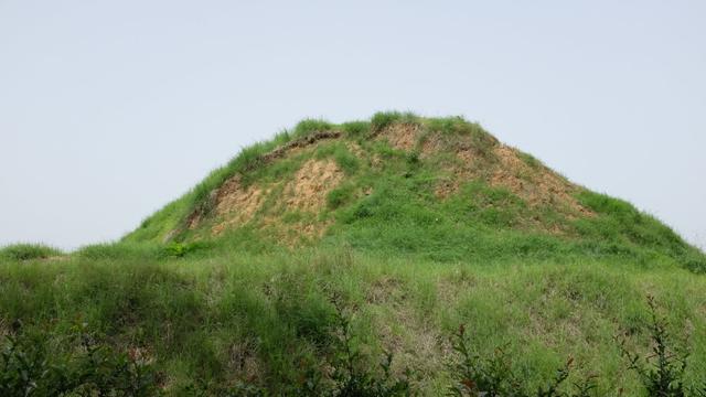 三星堆有两个青铜小立人，出土后竟无法修复，只能藏在地下仓库中