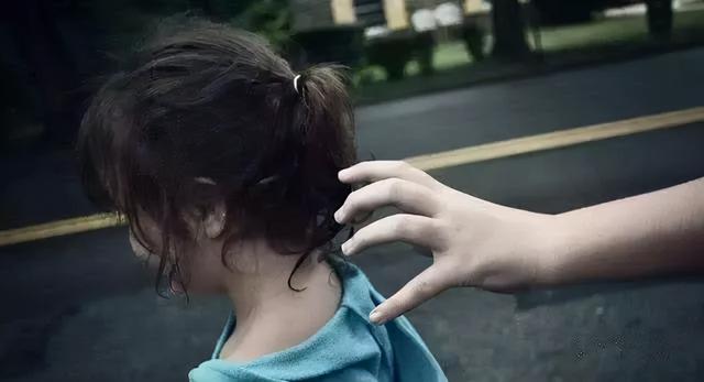 6岁女孩坐电梯遇到坏老头，最终化险为夷，这波操作堪称教科书