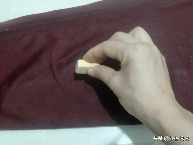 口香糖粘在衣物上如何弄掉