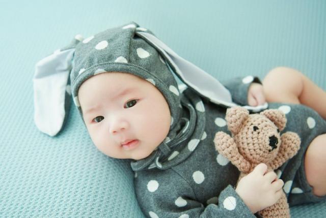 今年8月份,郑亮做了妈妈,生下一个七斤一两的胖小子.