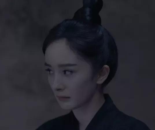 杨幂新剧引争议，35岁演“古偶少女”：这次被骂，她冤吗？