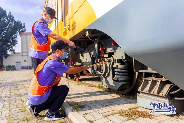 这趟火车只有一节车厢，带卧铺！还配5个司机！