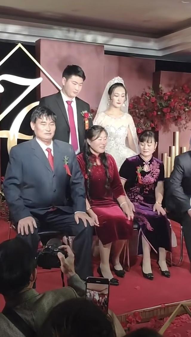 知情人曝大衣哥儿子已离婚，小伟已找新女友，女方颜值不输陈亚男