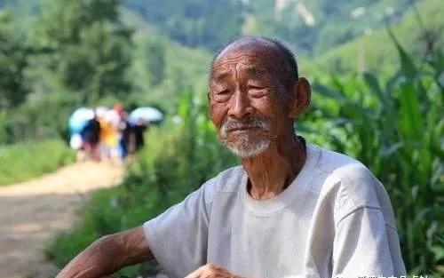 从最近“城管拎摔老人”事件，说说给农民建立退休制度这件事