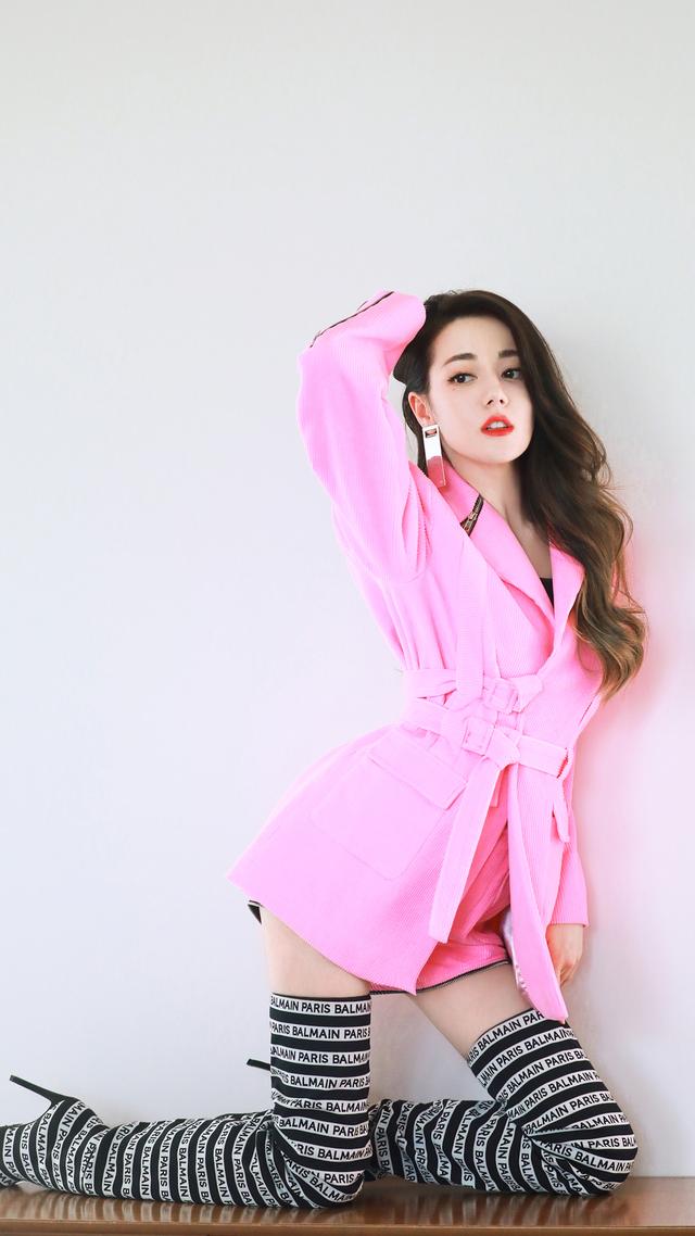 迪丽热巴卖萌可爱壁纸(迪丽热巴卖萌可爱高清壁纸照片)