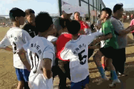 海南足球联赛冲突:青少年足球联赛爆发罕见冲突！孩子爆粗口+飞踹，家长帮着一起打