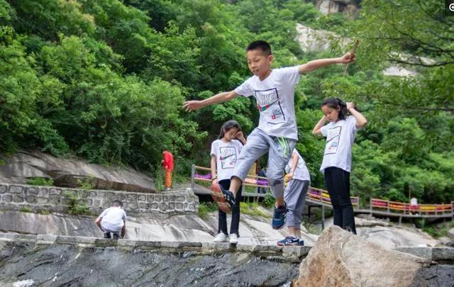 累人的五胞胎，开心的父母