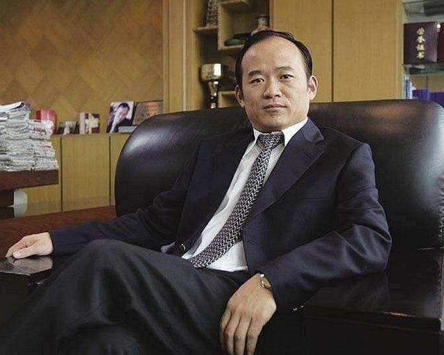 兰世立：从农村小伙变成首富，39岁身价20亿，为何会被全球通缉？