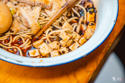 传承34年!这碗公厕旁的豆干面,竟在襄州玩出了牛肚.