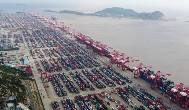 新加坡急眼了？中國耗資700億打造全球第一大港，吞吐量超越美國